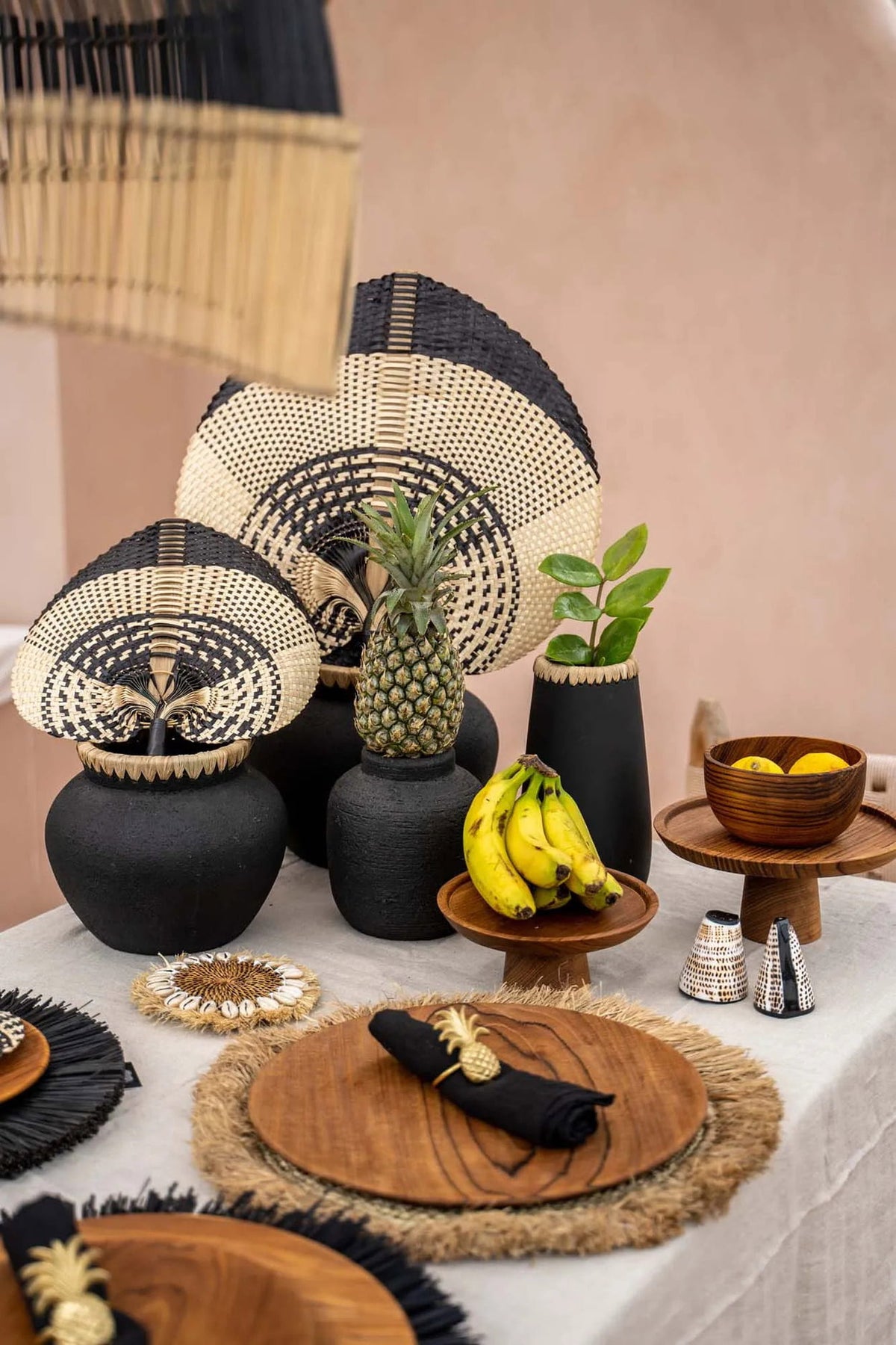 The Styly M vaza, juoda su palmių lapų pluošto detale