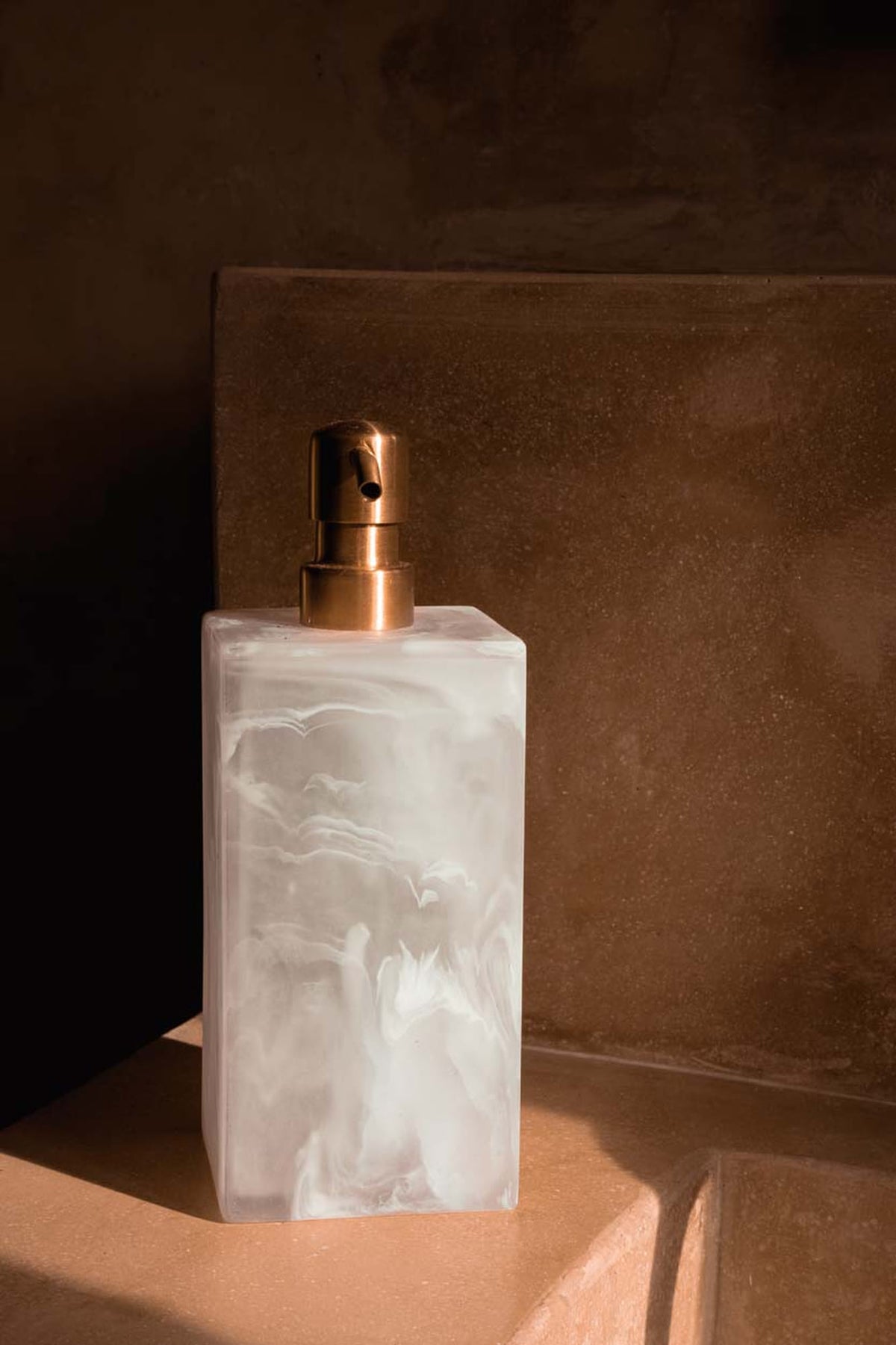 The Resin Soap Dispenser Pink, balta