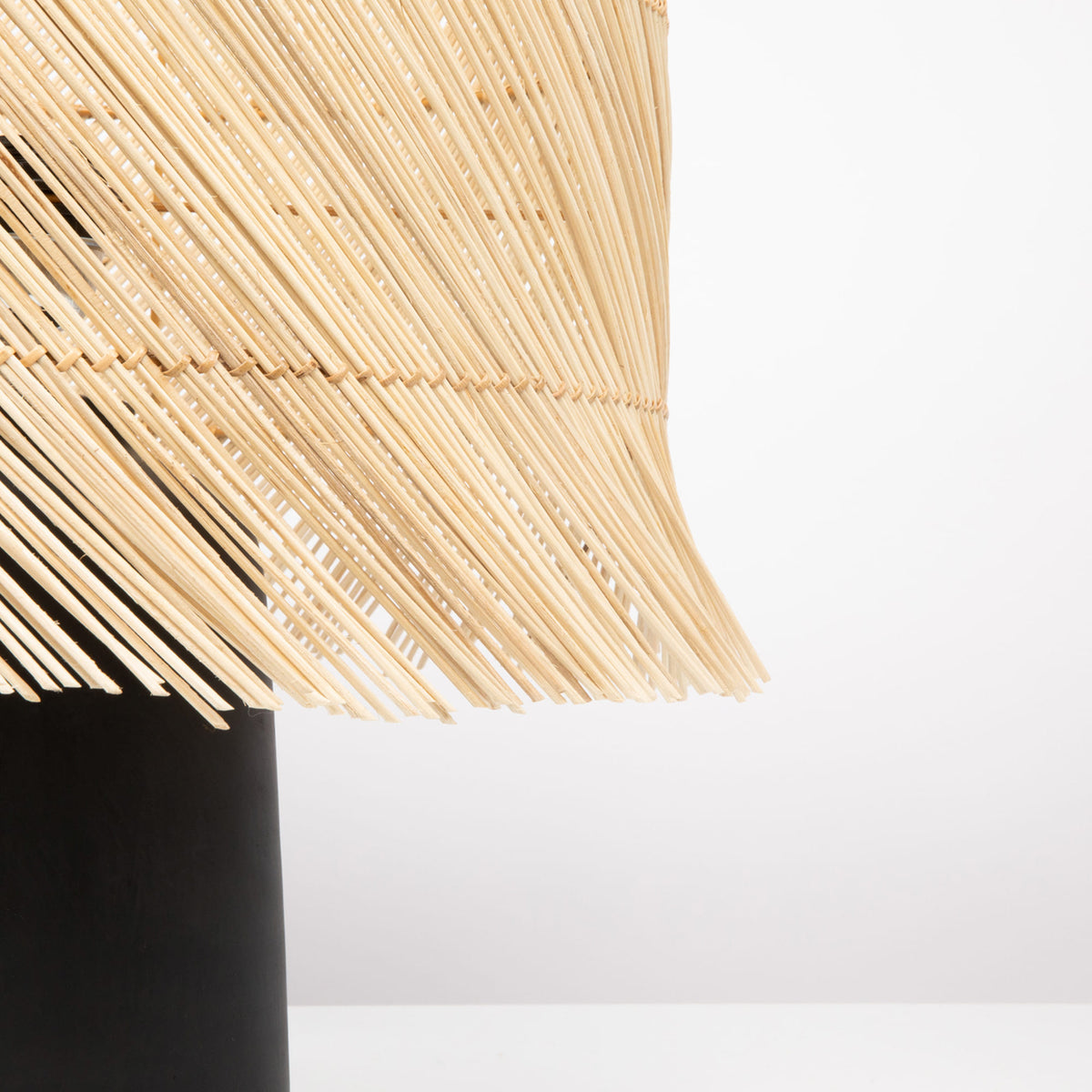The Rattan stalas, juoda