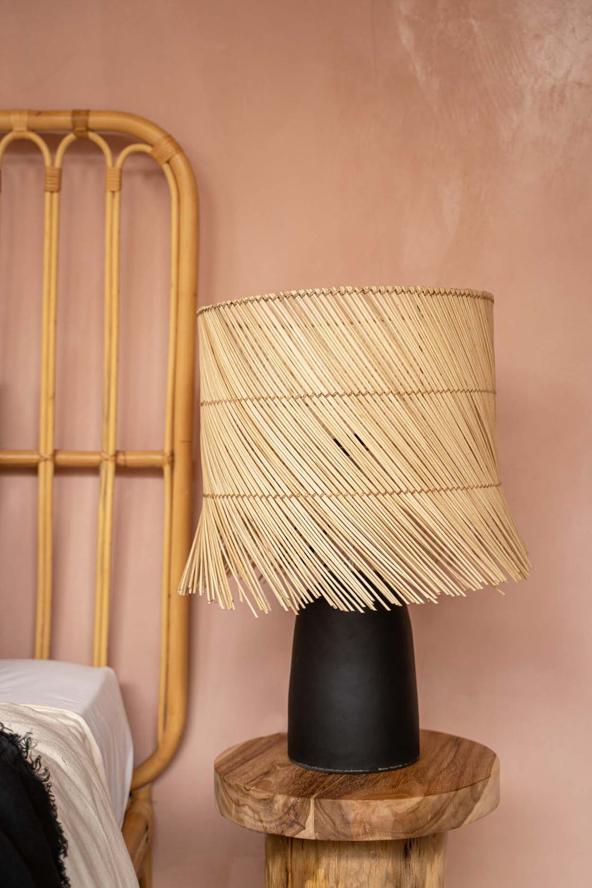 The Rattan stalas, juoda